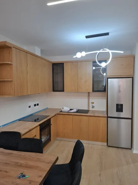 Tirane, jepet me qera apartament 1+1+Ballkon Kati 5, 75 m² 700 € (Stacioni i Trenit)