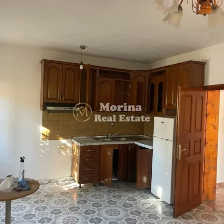 Tirane, jepet me qera apartament 1+1 Kati 1, 80 m² 250 € (Yzberisht)