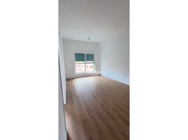 Tirane, jepet me qera apartament 1+1+Ballkon Kati 5, 50 m² 350 € (Ali Demi)
