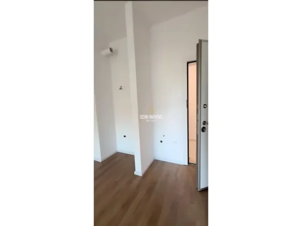 Tirane, jepet me qera apartament 1+1+Ballkon Kati 5, 50 m² 350 € (Ali Demi)