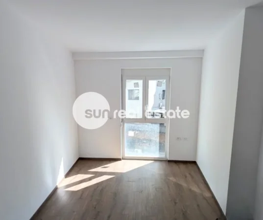 Tirane, jepet me qera apartament 2+1+Ballkon Kati 2, 135 m² 1.500 € (AFER PARKUT TE LIQENIT)