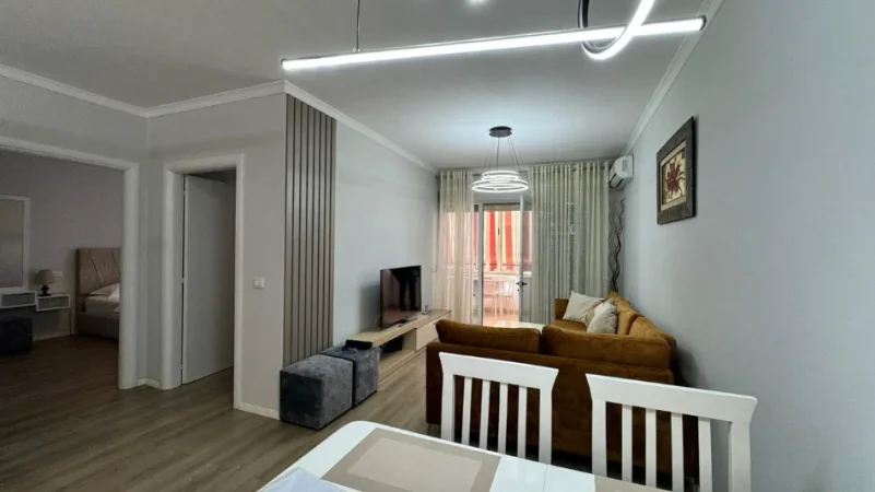 Tirane, jepet me qera apartament Kati 11, 81 m² 1.000 € (Perballe Gjimnazit Petro Nini Luarasi)
