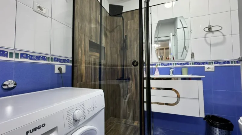 Tirane, jepet me qera apartament Kati 11, 81 m² 1.000 € (Perballe Gjimnazit Petro Nini Luarasi)