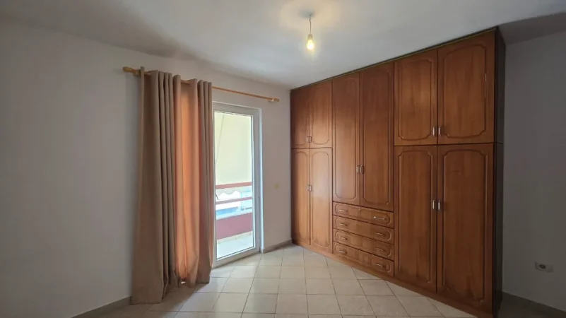 Tirane, jepet me qera apartament 2+1 Kati 8, 92 m² 350 € Pallatet Cabej