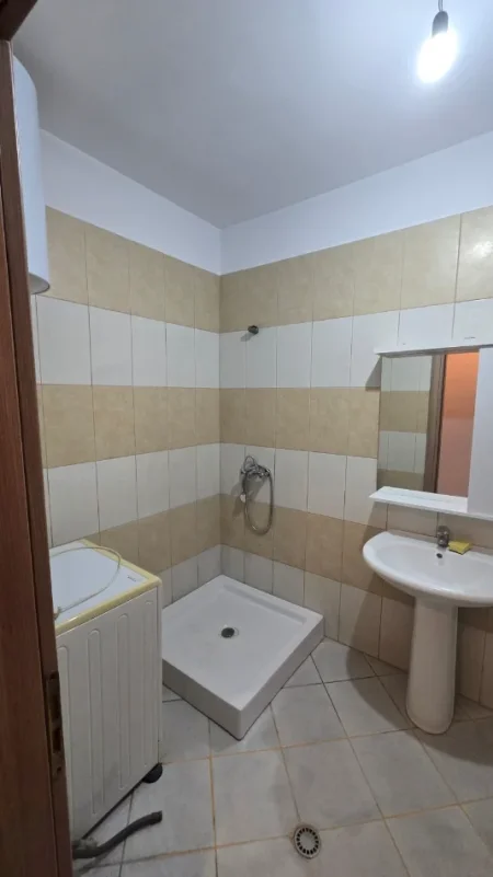 Tirane, jepet me qera apartament 2+1 Kati 8, 92 m² 350 € Pallatet Cabej