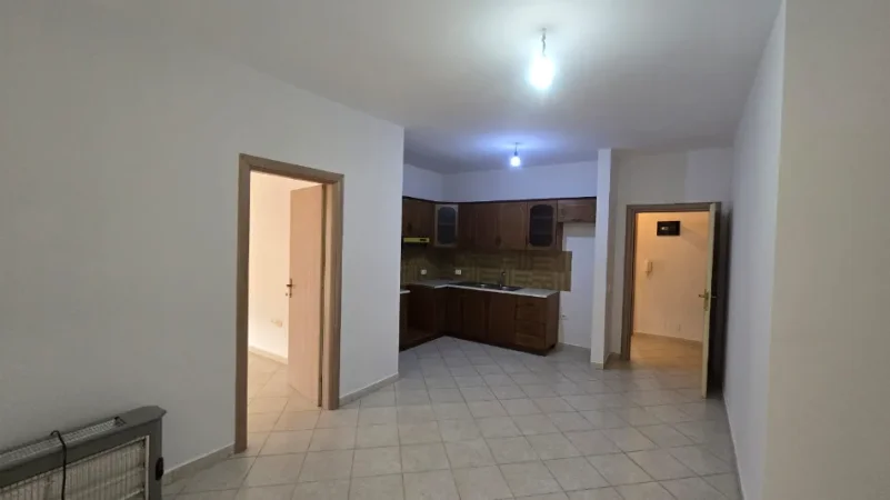 Tirane, jepet me qera apartament 2+1 Kati 8, 92 m² 350 € Pallatet Cabej