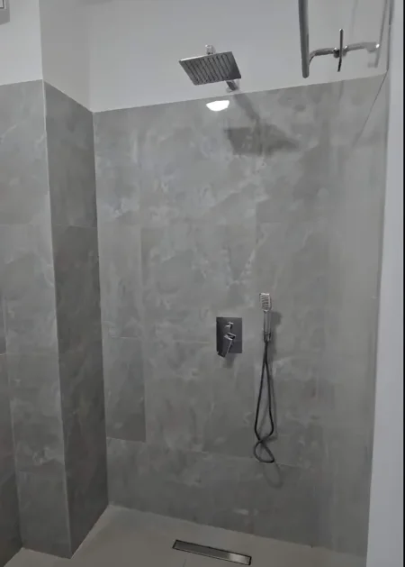 Tirane, jepet me qera apartament 1+1+Ballkon Kati 3, 80 m² 450 € (Tek Kupola – Rruga Dritan Hoxha)