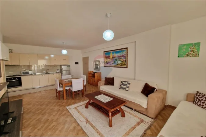 Vlore, jepet me qera apartament 1+1 Kati 3, 60 m² 350 € (Pran supermarket Univers)