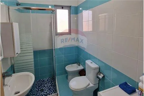 Vlore, jepet me qera apartament 1+1 Kati 3, 60 m² 350 € (Pran supermarket Univers)