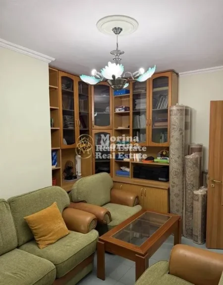 Tirane, jepet me qera apartament 3+1 Kati 3, 100 m² 600 € (Xhamlliku)