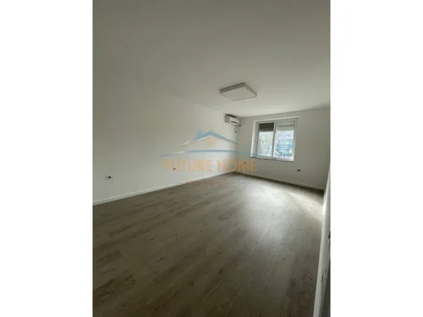 Tirane, jepet me qera zyre Kati 2, 65 m² 650 € (Vasil Shanto)
