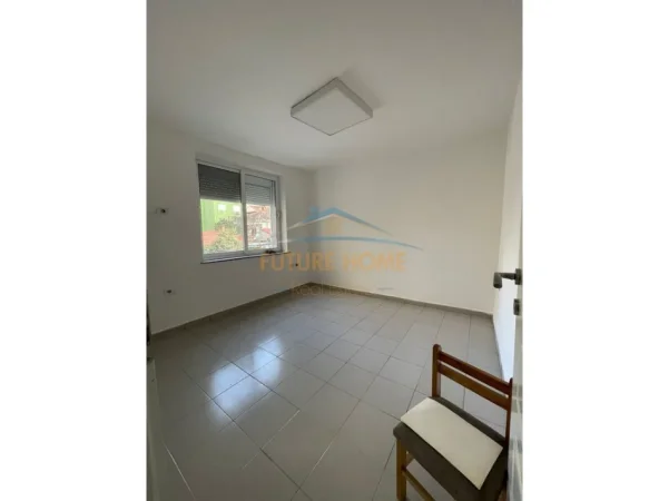 Tirane, jepet me qera zyre Kati 2, 65 m² 650 € (Vasil Shanto)