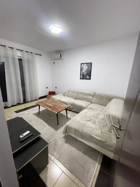 Tirane, jepet me qera apartament 1+1+Aneks+Ballkon Kati 4, 1 m² 500 € (Rruga durresit)