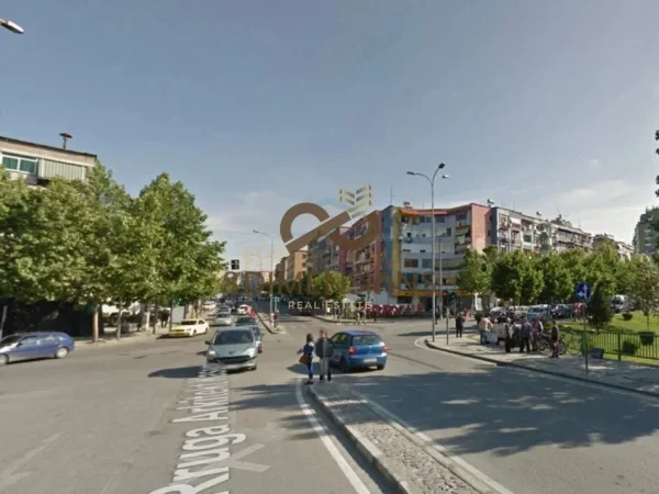 Tirane, jepet me qera dyqan Kati 0, 30 m² 500 € (brryli)