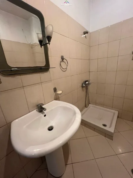 Tirane, jepet me qera apartament 2+1 Kati 2, 70 m² 625 € (don bosko)