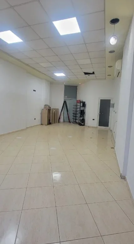 Tirane, jepet me qera ambjent biznesi Kati 0, 70 m² 500 € (Qytet Studenti)