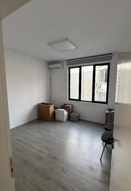 Tirane, jepet me qera ambjent biznesi Kati 2, 117 m² 1.200 € (Vasil Shanto)