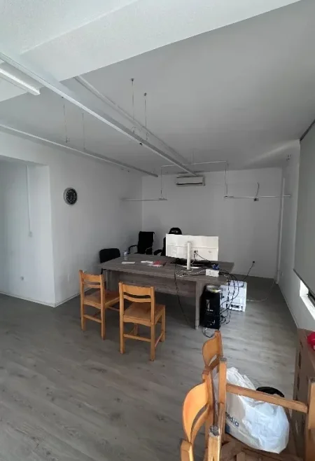 Tirane, jepet me qera ambjent biznesi Kati 2, 117 m² 1.200 € (Vasil Shanto)