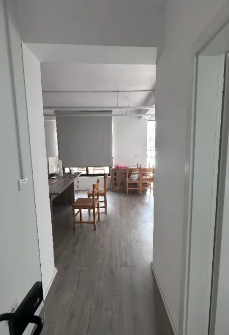 Tirane, jepet me qera ambjent biznesi Kati 2, 117 m² 1.200 € (Vasil Shanto)