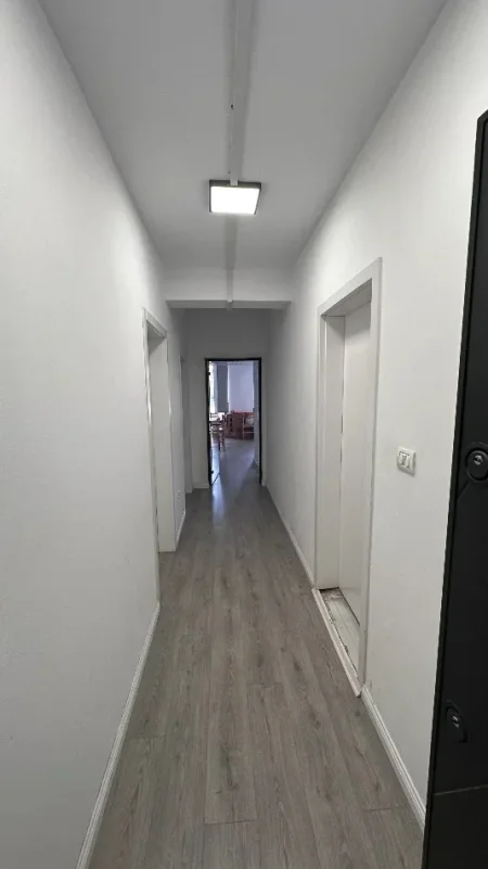 Tirane, jepet me qera ambjent biznesi Kati 2, 117 m² 1.200 € (Vasil Shanto)