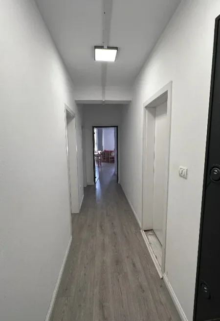 Tirane, jepet me qera ambjent biznesi Kati 2, 117 m² 1.200 € (Vasil Shanto)