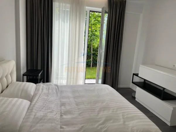 Tirane, jepet me qera apartament 2+1+2+PARKIM , Kati 1, 120 m² 2.000 € (LIQENI I THATE , Kompleksi Forest)