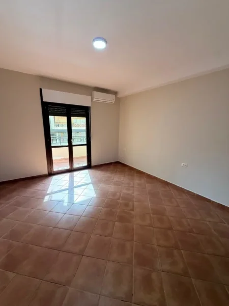 Shqiperi, jepet me qera zyre Kati 3, 140 m² 800 € (komuna parisit)
