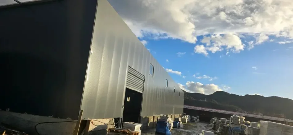 Tirane, jepet me qera magazine Kati 0, 690 m² (Peze)