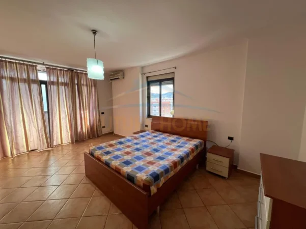 Tirane, jepet me qera apartament 2+1 Kati 10, 111 m² 700 € (Rruga e Kavajes)