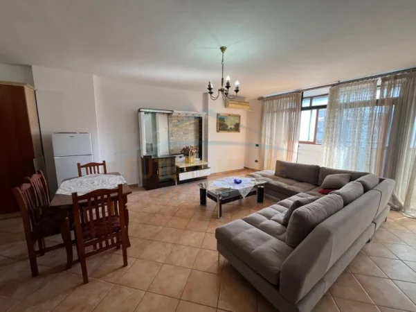 Tirane, jepet me qera apartament 2+1 Kati 10, 111 m² 700 € (Rruga e Kavajes)