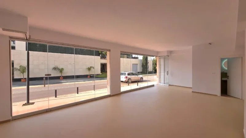 Vlore - Lungomare, jepet me qera dyqan Kati 0, 50 m² 1.500 € (Ujë i Ftohtë, Vlorë)