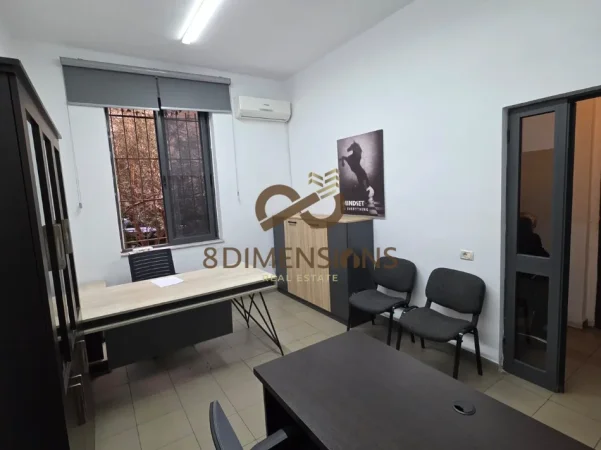 Tirane, jepet me qera zyre Kati 0, 24 m² 500 € (ish ekspozita)
