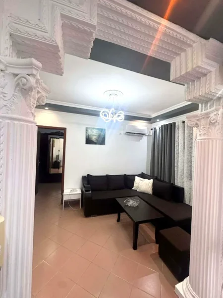 Jepet me Qera Apartament 1+1 te Pallatet Cabej ne Yzberisht