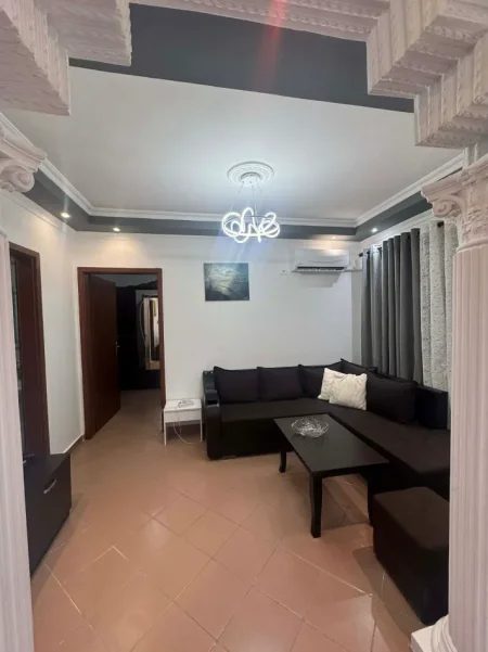 Jepet me Qera Apartament 1+1 te Pallatet Cabej ne Yzberisht