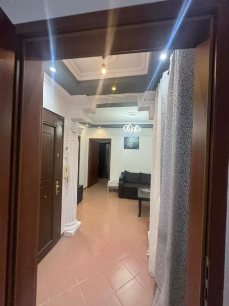 Jepet me Qera Apartament 1+1 te Pallatet Cabej ne Yzberisht