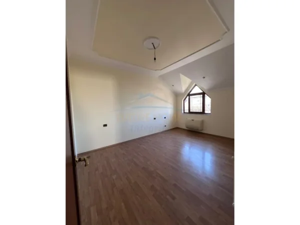 Tirane, jepet me qera apartament Dublex Kati 3, 98 m² 1.000 € (Bllok, prane shkolles 11 janari)