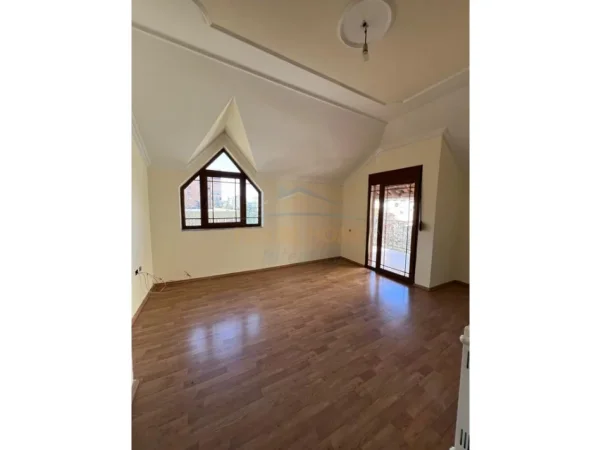 Tirane, jepet me qera apartament Dublex Kati 3, 98 m² 1.000 € (Bllok, prane shkolles 11 janari)