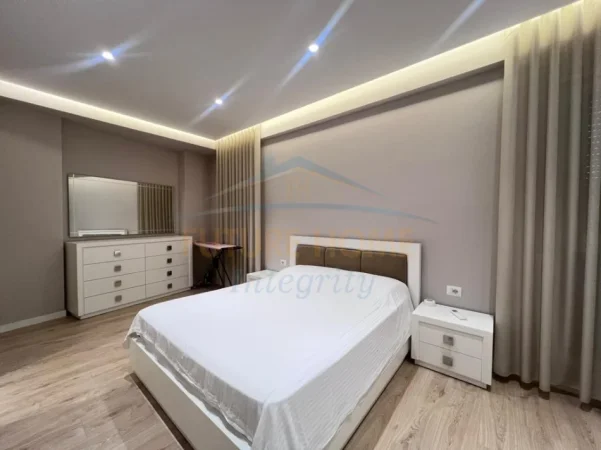 Shqiperi, jepet me qera apartament 3+1 Kati 7, 174 m² 2.000 € (Shkolla e Kuqe)