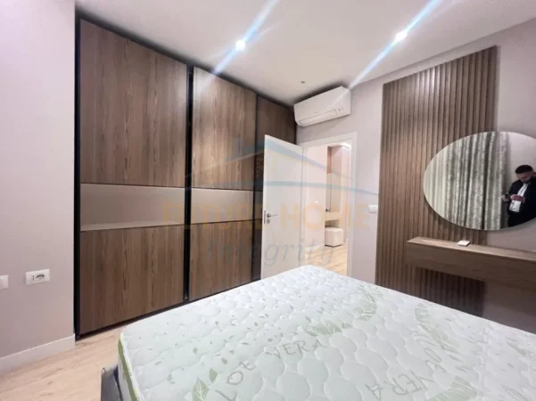 Shqiperi, jepet me qera apartament 3+1 Kati 7, 174 m² 2.000 € (Shkolla e Kuqe)