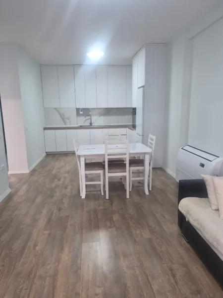 Tirane, jepet me qera apartament 1+1 , 65 m² 450 € (Laprake)