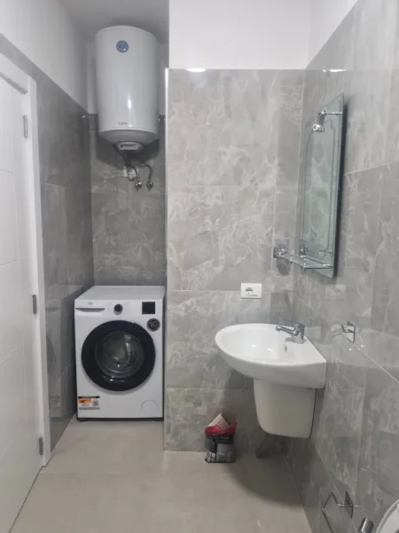 Tirane, jepet me qera apartament 1+1 , 65 m² 450 € (Laprake)