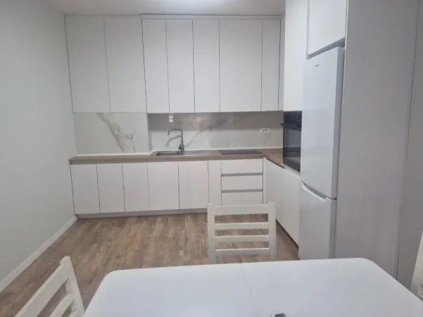 Tirane, jepet me qera apartament 1+1 , 65 m² 450 € (Laprake)