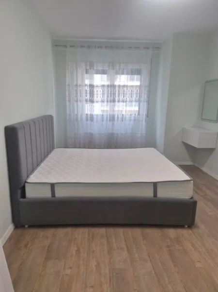 Tirane, jepet me qera apartament 1+1 , 65 m² 450 € (Laprake)
