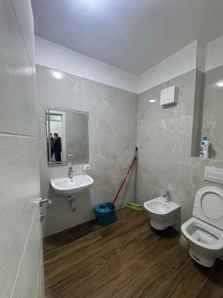 Tirane, jepet me qera apartament 1+1 Kati 8, 65 m² 500 € (sadik petrela)