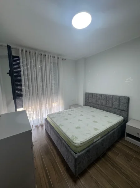 Tirane, jepet me qera apartament 1+1 Kati 8, 65 m² 500 € (sadik petrela)