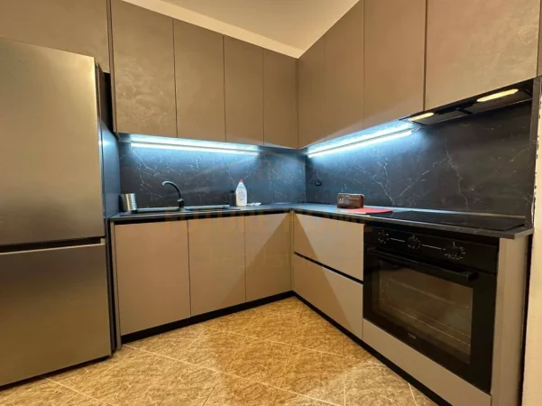 Tirane, jepet me qera apartament 1+1 Kati 4, 65 m² 420 € (Yzberisht)