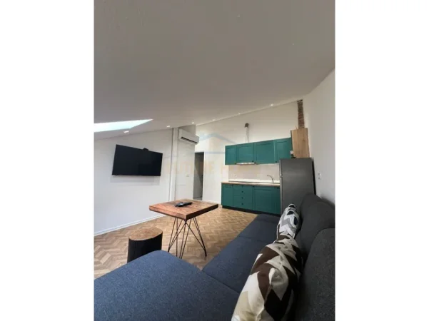 Tirane, jepet me qera 2 Garsoniere dhe Apartament 1+1 , Kati 2, 1.500 € (KOMUNA E PARISIT)