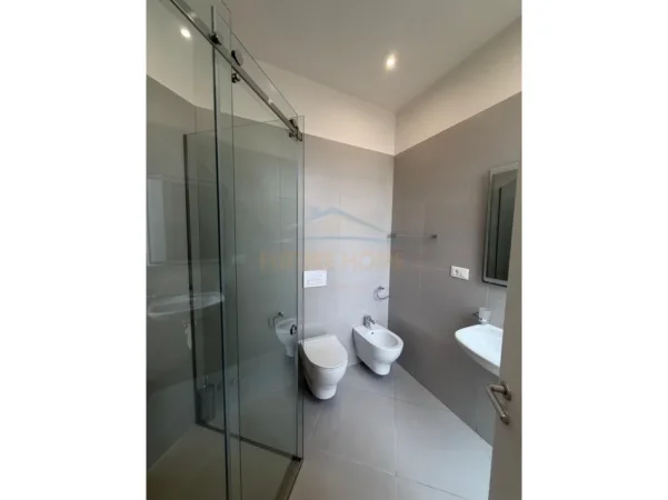 Tirane, jepet me qera Vile 2 Katshe , 282 m² 5.000 € (Liqeni i Thate)