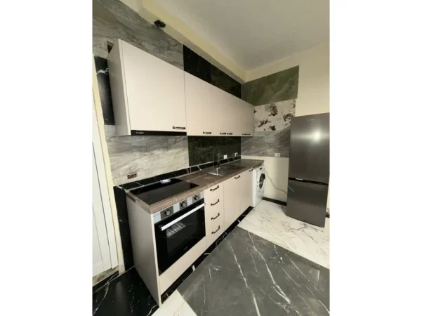 Tirane, jepet me qera apartament 1+1 Kati 1, 50 m² 400 € (Ali Demi)