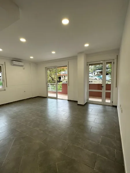 Tirane, jepet me qera ambjent biznesi Kati 1, 151 m² 400 € (Fresku)